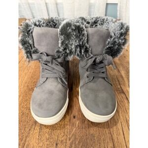 Kids Reaction Kenneth Cole Gray Faux Fur Trim Neffi Logo‎  Size 11.5